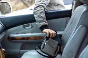 An illustration representing theft crimes in Florida.