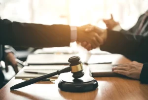 A client and lawyer shaking hands, symbolizing the best lawyer to represent them in a violent crime case in Florida